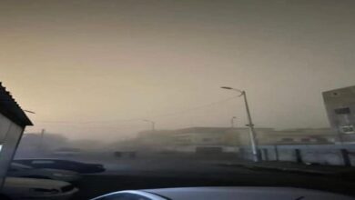 صورة ضباب كثيف يغطي سماء العاصمة عدن ومصدر في الأرصاد يوضح السبب
