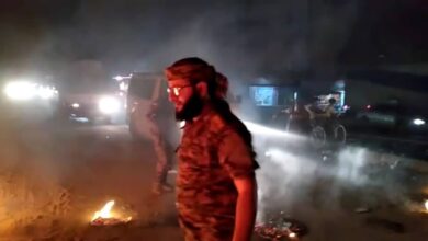 صورة القائد كمال الحالمي يحمي المتظاهرين السلميين ويخمد نيران الشوارع ويقبض على المخربين