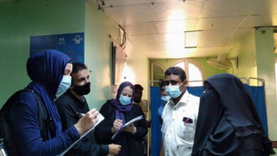 صورة وفد إغاثي يطلع على احتياجات مستشفى ابن خلدون بلحج
