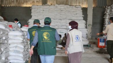 صورة فريق مركز الملك سلمان للإغاثة يتفقد أحد مراكز توزيع المساعدات الغذائية في محافظة أبين