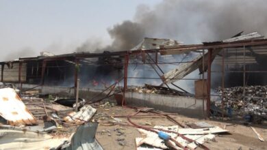 صورة أضرار بمخازن المنظمات الإغاثية والتجار جراء قصف #الحوثي لميناء #المخا
