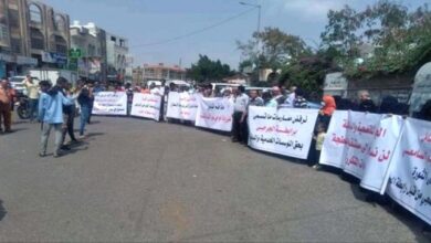 صورة تنديدا باعتداءات مليشيا #الإخوان.. وقفة إحتجاجية أمام مستشفى الثورة بـ #تعز  اليمنية