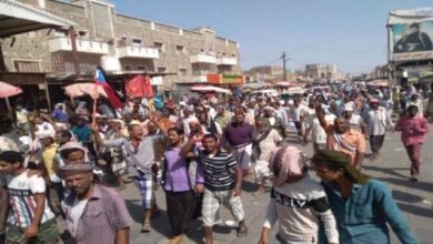 صورة احتجاجات شعبية تنديداً بتدهور الخدمات وغياب #الكهرباء في حوطة #لحج