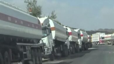 صورة مليشيا الحوثي تصادر عشرات الشاحنات المحملة بالمشتقات النفطية في مداخل صنعاء