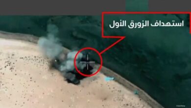 صورة شاهد لحظة استهداف التحالف زورق حوثي “مفخخ” في  الصليف