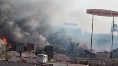 صورة اشتعال النيران في مجمع إخوان ثابت الصناعي بالحديدة جراء قصف مدفعي حوثي