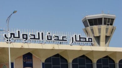 صورة ضابط سعودي يتسبب بتأخير هبوط طائرة في مطار عدن الدولي
