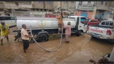 صورة مدير عام دار سعد يوجه فريق الخدمات والصرف الصحي بشفط مياه الأمطار