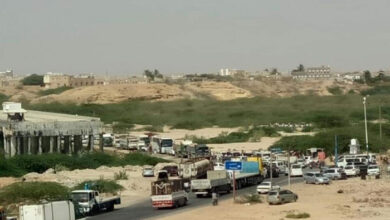 صورة محتجون يقطعون الطريق الدولي الرابط بين حضرموت وعدن