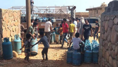 صورة “خليفة الإنسانية” توزع 300 أسطوانة غاز للمواطنين بـ سقطرى