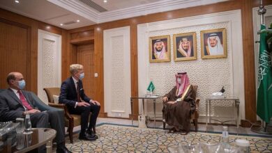 صورة وزير الخارجية السعودي والمبعوث الأممي يستعرضان جهود حل الأزمة اليمنية