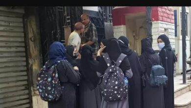 صورة شاهد .. طالبات يمنيات مبتعثات ينفجرن بالبكاء أمام السفارة في القاهرة