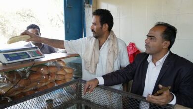 صورة مدير عام خورمكسر ينفذ نزول ميداني للرقابة على الأفران المدعومة و أسعار الأسماك والخضروات في المديرية