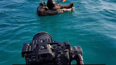 صورة بعد ساعة من نشر صورته.. الرئيس الزبيدي يوجه بشراء قارب لمواطن يصطاد بقارب من البلاستيك والاسفنج في العاصمة عدن