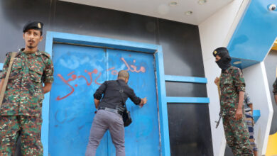 صورة إغلاق محلات صرافة غير مرخصة في العاصمة عدن