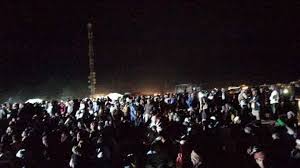 صورة الآلاف من أبناء حضرموت يحتشدون بالقرب من ميناء تصدير النفط