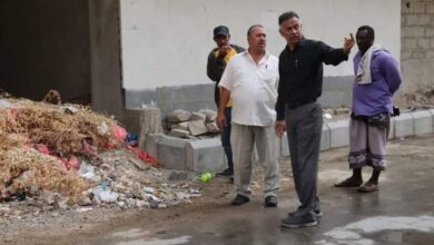 صورة مدير مديرية المعلا يتفقد ويشرف على اعمال تصفية مناهل الصرف الصحي بعد هطول الأمطار بالمديرية