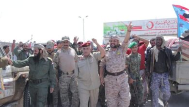 صورة قيادات عسكرية في العاصمة عدن تستقبل قوات العمالقة القادمة من شبوة