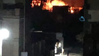 صورة النيران تتصاعد من معسكر الاذاعة في صنعاء بعد استهدافه بغارة جوية (صورة)