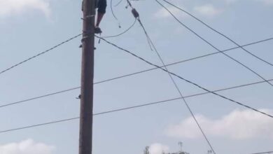 صورة كهرباء لحج تنفذ حملة فصل وإزالة الربط العشوائي والمزدوج بمنطقة الرباط