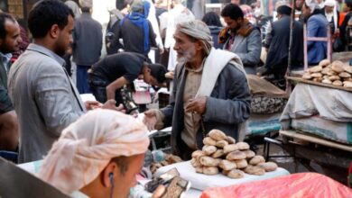 صورة مليشيات الحوثي تغرق أسواق المدن الخاضعة لها بمنتجات وسلع فاسدة