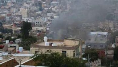 صورة سقوط قذيفة حوثية على حي سكني بتعز