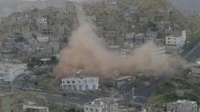 صورة بقذائف المدفعية.. مليشيات الحوثي تقصف الأحياء السكنية غرب تعز