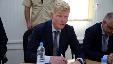 صورة غروندبرغ يناقش مع رئيس مجلس القيادة  تنفيذ اتفاق الهدنة