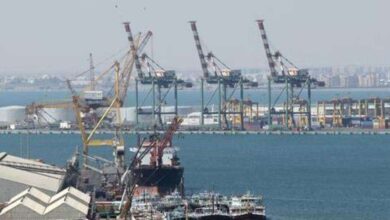 صورة السفن المتهالكة تهدد البيئة وحركة الملاحة في ميناء عدن