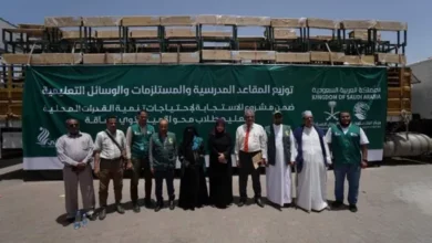 صورة مركز الملك سلمان يوزع مقاعد مدرسية ومستلزمات تعليمية في العاصمة عدن وحضرموت