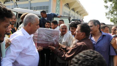 صورة قيادات في المجلس الانتقالي الجنوبي تستقبل جثمان الدكتور محسن قاسم وهيب في مطار عدن