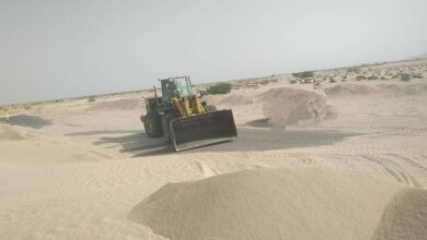صورة شبوة تشهد ازاحة الرمال بالخط الدولي في رضوم