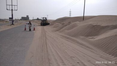 صورة تواصل أعمال إزاحة الرمال في لحج