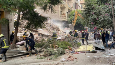 صورة أسرة تحت الأنقاض.. انهيار عقار من خمسة طوابق في العاصمة المصرية