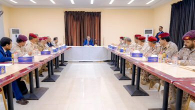 صورة الرئيس الزُبيدي يترأس اجتماعا للقيادات العسكرية بوزارة الدفاع