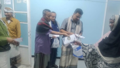 صورة نائب رئيس تنفيذية انتقالي المهرة يتفقد المرضى بمستشفى الغيضة