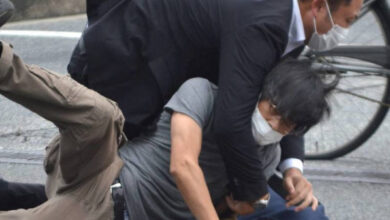 صورة على ماذا عثرت الشرطة اليابانية بمنزل منفذ جريمة اغتال شينزو آبي؟