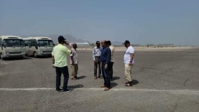 صورة وكيل الهيئة العامة للطيران يتفقد سير العمل في مشروع التغذية الكهربائية بمطار عدن الدولي