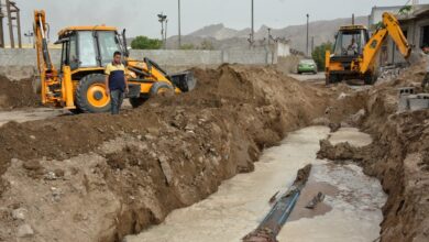 صورة أعمال صيانة وإصلاح لأنبوب خط مياه 4 مديريات في العاصمة عدن