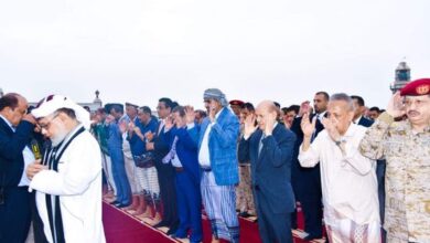 صورة الرئيس الزُبيدي يؤدي صلاة العيد بقصر المعاشيق
