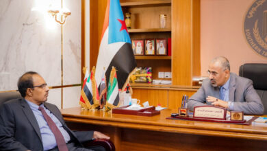 صورة الرئيس الزُبيدي يلتقي محافظ محافظة حضرموت