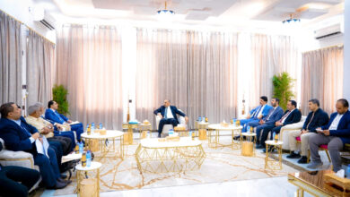 صورة الرئيس الزُبيدي يلتقي وزير الشباب والرياضة وعددا من كوادر الوزارة