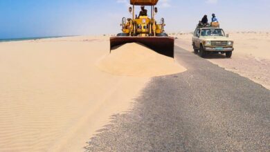 صورة صندوق الطرق يواصل إزاحة  الرمال من  خط المخا عدن