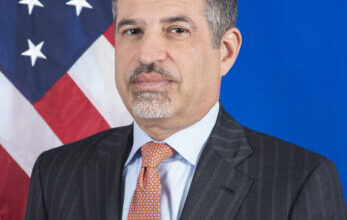 صورة السفير الأمريكي يدعو لتأمين العاملين في المجال الإنساني باليمن