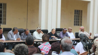 صورة فريق الحوار الوطني الجنوبي يلتقي قيادة السلطة المحلية وشيوخ مديرية حوف