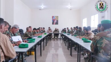 صورة العميد الوالي يترأس اجتماعاً بقيادة قوات الحزام الأمني للعاصمة عدن