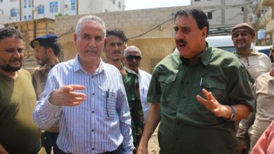 صورة المدير التنفيذي ومدير شرطة عدن يطلعان على البناء العشوائي بجانب خزانات إدارة عدن لتمؤين البواخر