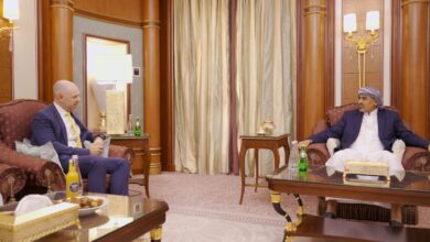 صورة الرئيس القائد عيدروس الزُبيدي يناقش مع السفير البريطاني المساعي الدولية لتمديد الهدنة الأممية