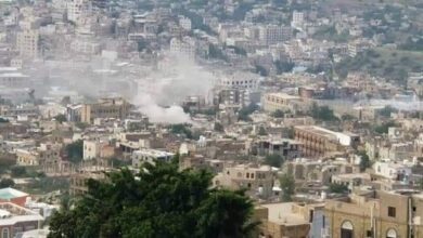 صورة مليشيات الحوثية تقصف الأحياء السكنية  شرق وغرب تعز اليمنية