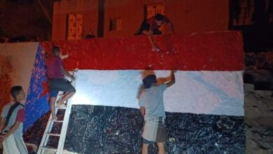 صورة شباب متطوعون يرسمون أعلام دولة الجنوب على جدران مداخل مديرية ساه